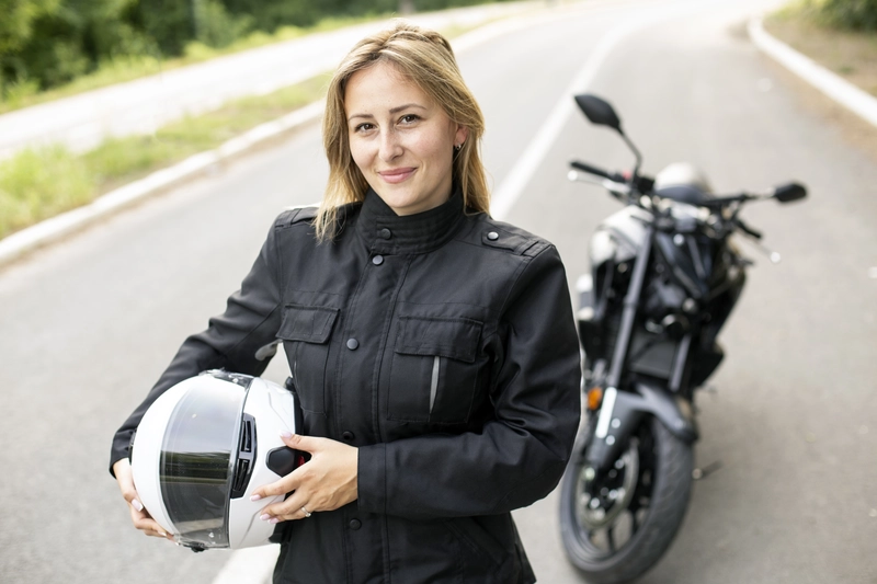 Kobieta przy motorze